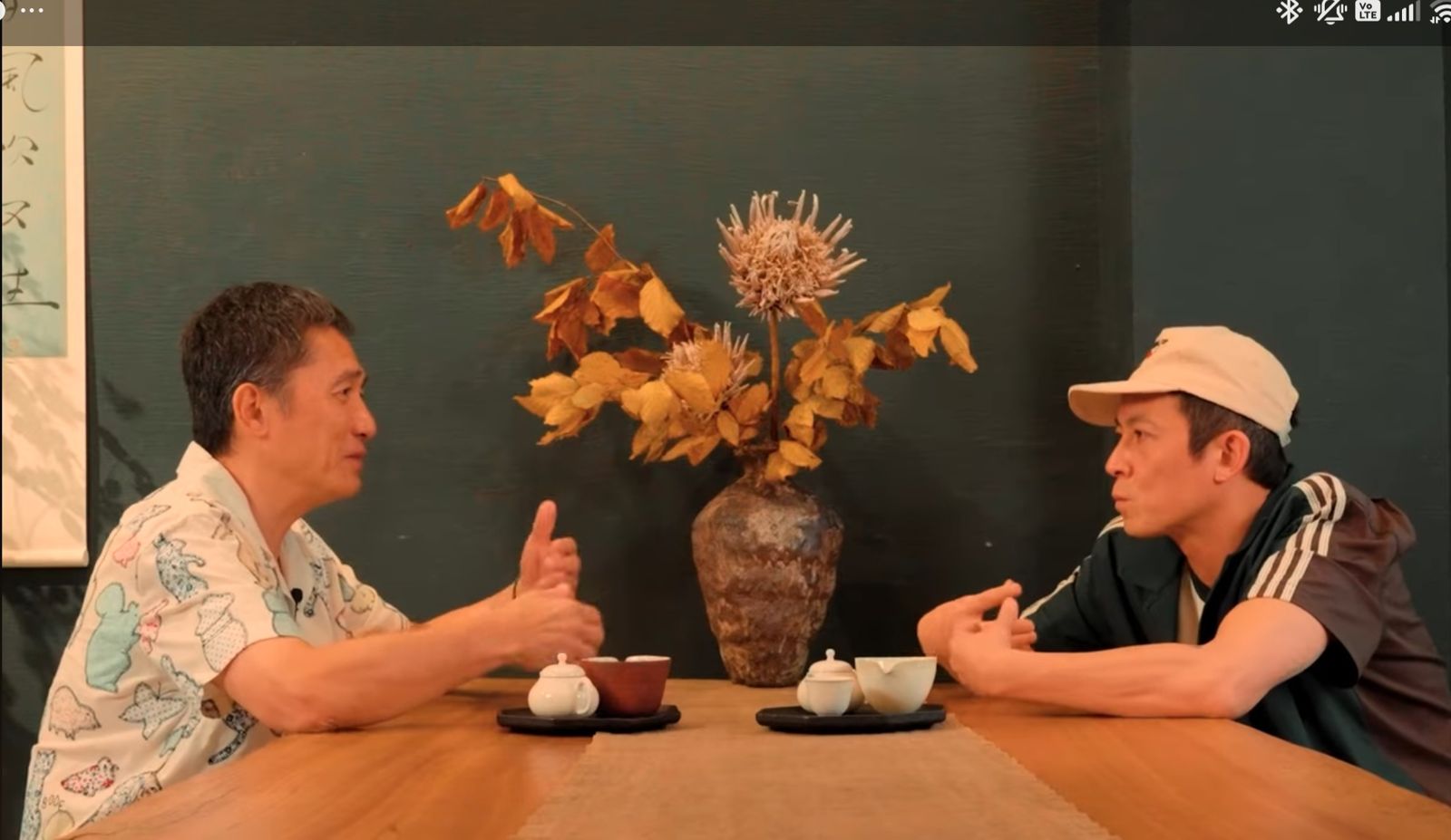 梁朝伟接受陈冠希访问，自认年事已高，要是再演舞台剧台词要背 4 个月到半年。（翻摄自陈冠希 YT 频道）