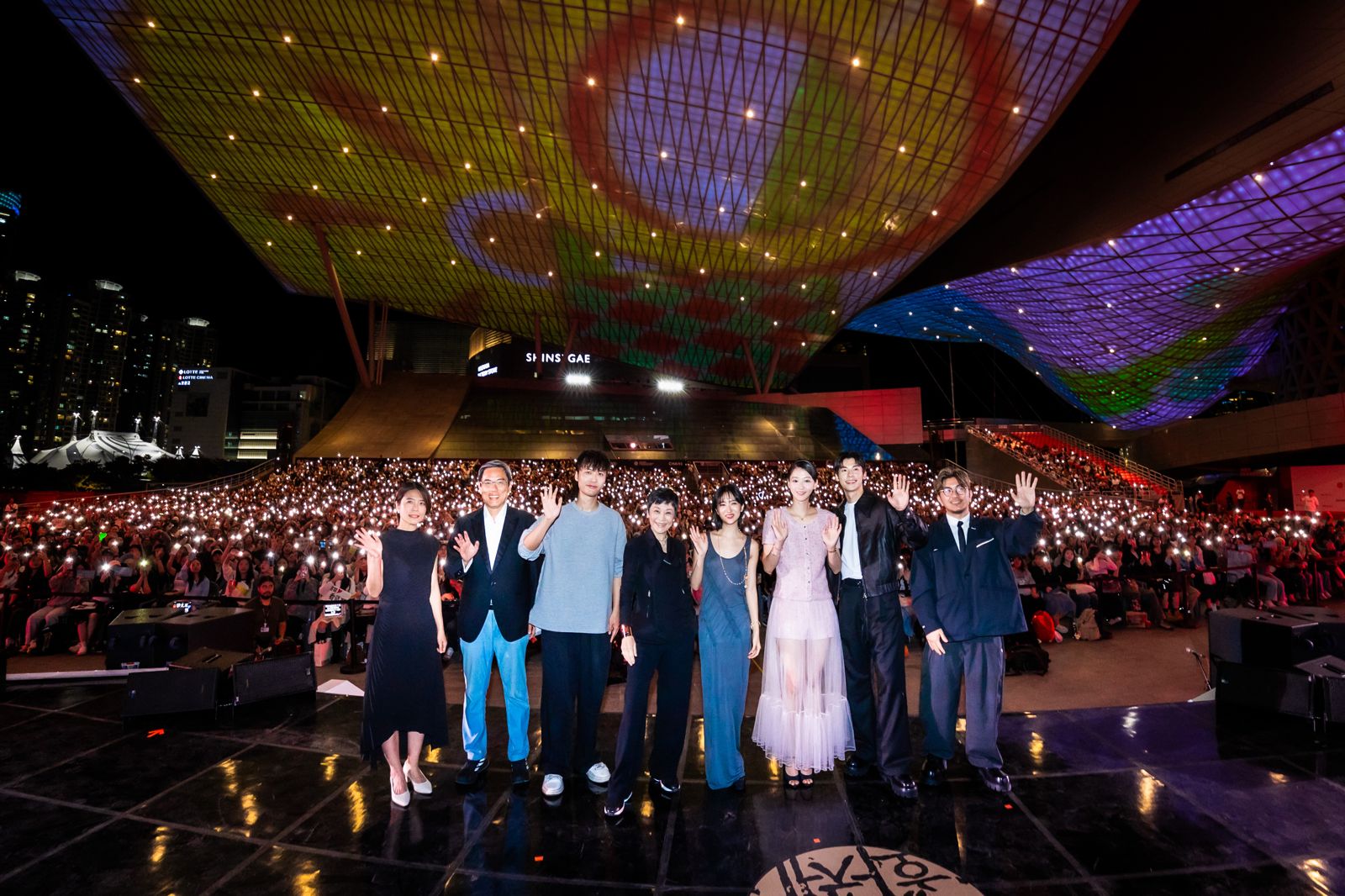 《他年她日》在釜山 5000 人的户外场地举行世界首映，观众用手机打出灯海，场面浪漫震撼。