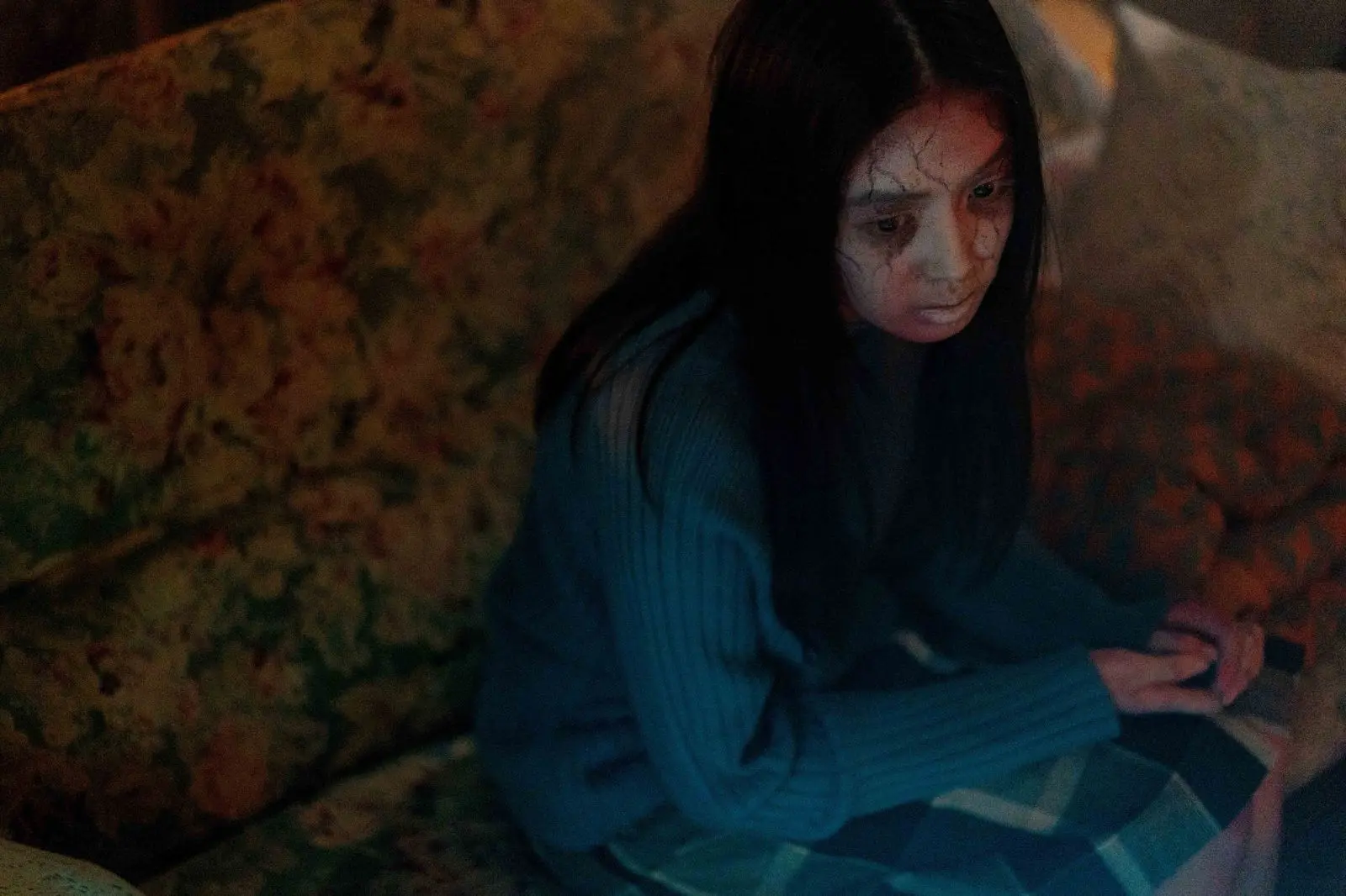 从甜妹到厉鬼:雷嘉汭 3 小时惊悚变妆,片场吓坏初孟轩 从甜妹到厉鬼:雷嘉汭 3 小时惊悚变妆,片场吓坏初孟轩