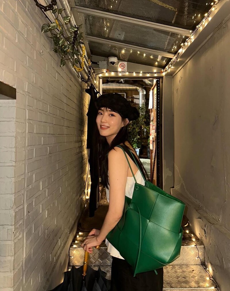  尹瑞娥私服造型搭配 Bottega Veneta 手袋 