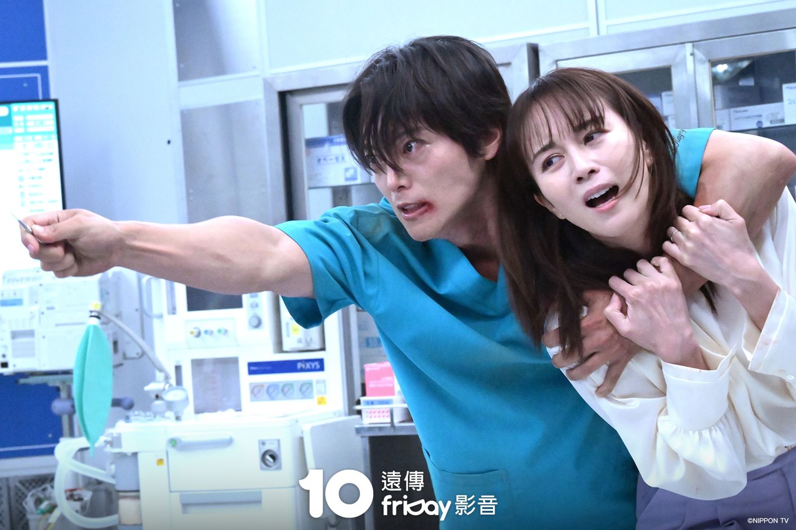比嘉爱未（右）在“占领”系列中，俨然已成为人质专业户。