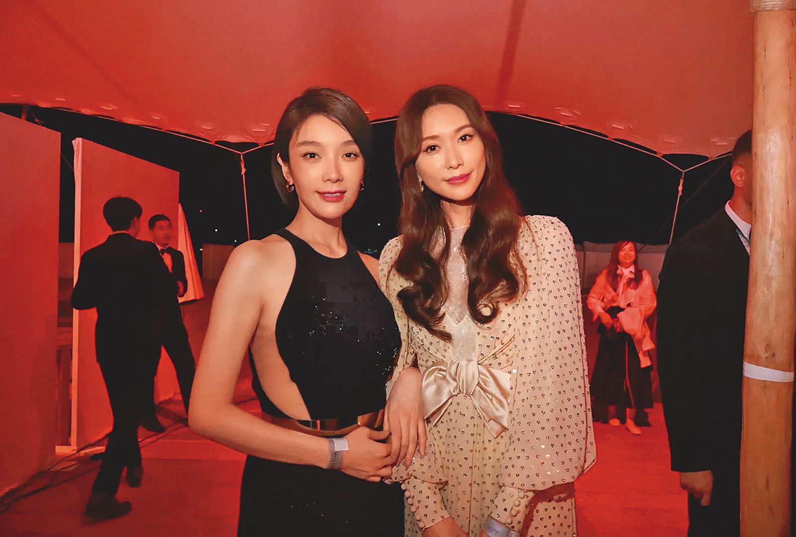  蔡淑臻（左）近期因电影《左撇子女孩》前往戛纳，在台湾之夜遇到林志玲（右），两位名模难得同框。