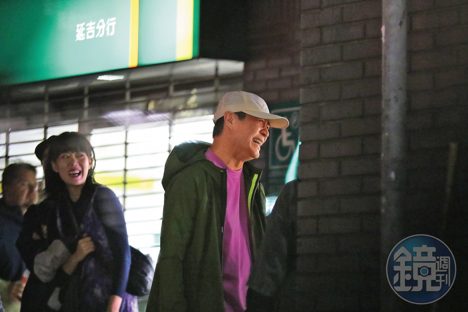  汤志伟和工作人员到一楼透气聊天，气氛颇为热络。