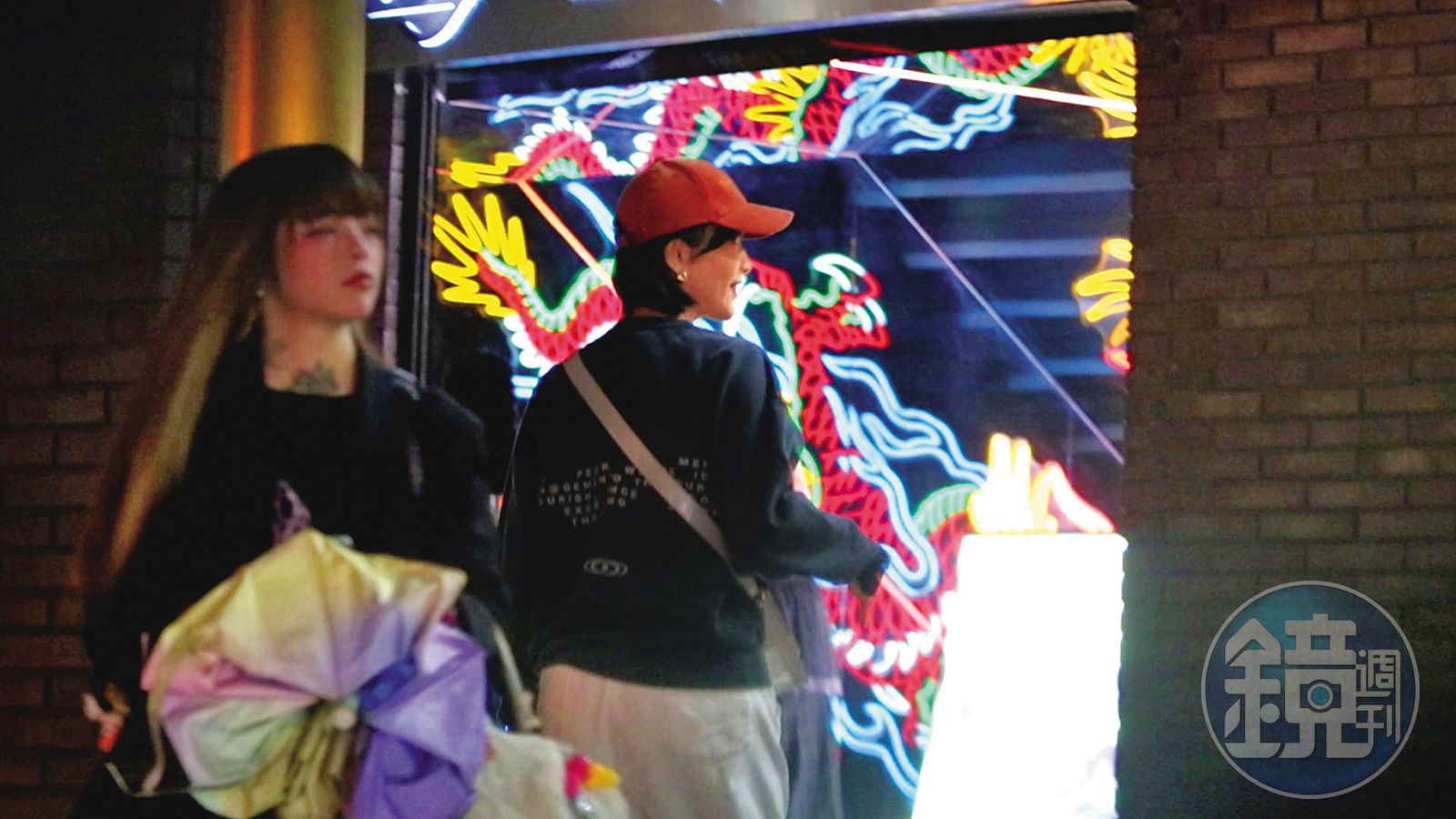  台风来袭，趁风雨渐歇，蔡淑臻现身台北东区餐酒馆，她一身轻便、头戴红帽，颇为显眼。