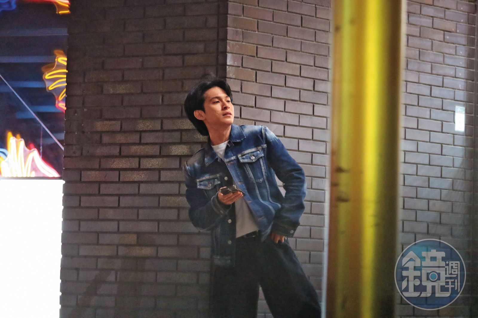  林晖闵在杀青宴上表现热情，不停与人聊天，并上下楼奔波送客。