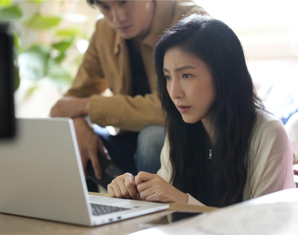  杨谨华在《看看你有多爱我》剧中惊觉发现大女儿真的失踪。（由 Hami Video 提供）