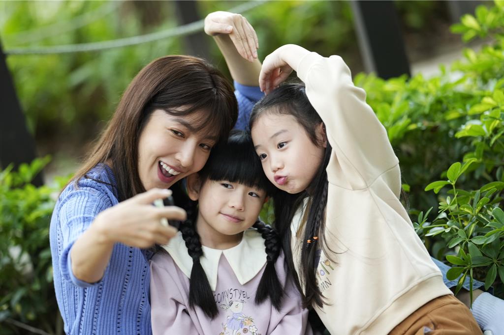  杨谨华在剧中拥有一对可爱的双胞胎女儿。（由 Hami Video 提供）