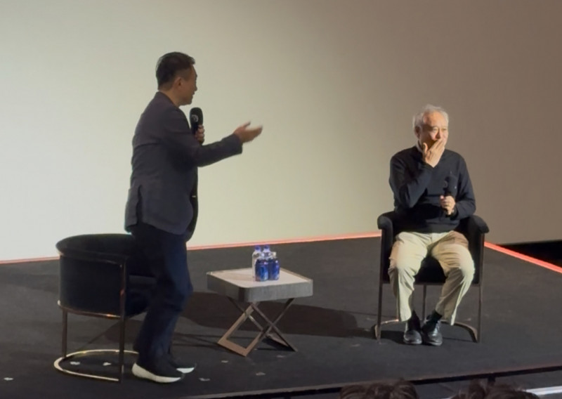  李安在活动结束前送上飞吻。