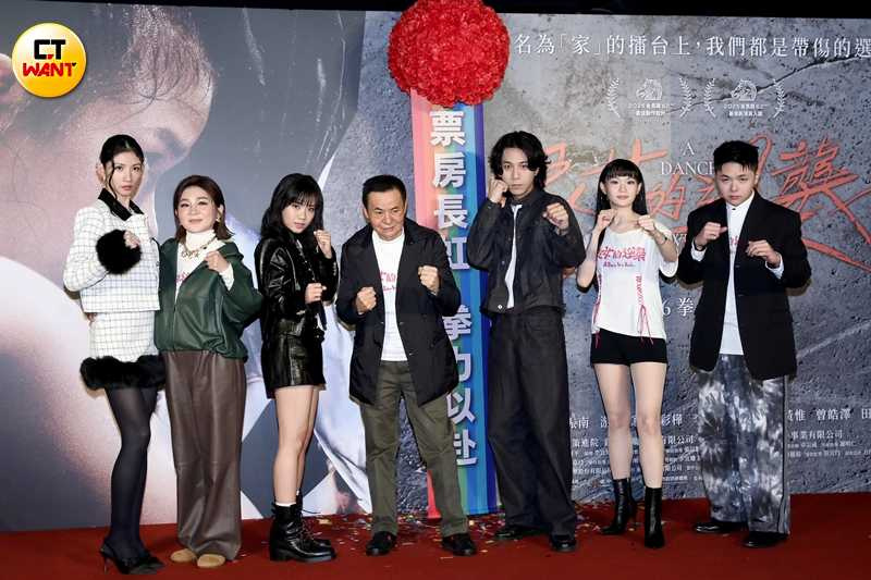 戏假情真？王彩桦街头“家暴”游安顺惊动邻居，李千娜穿恨天高暗斗“正宫”