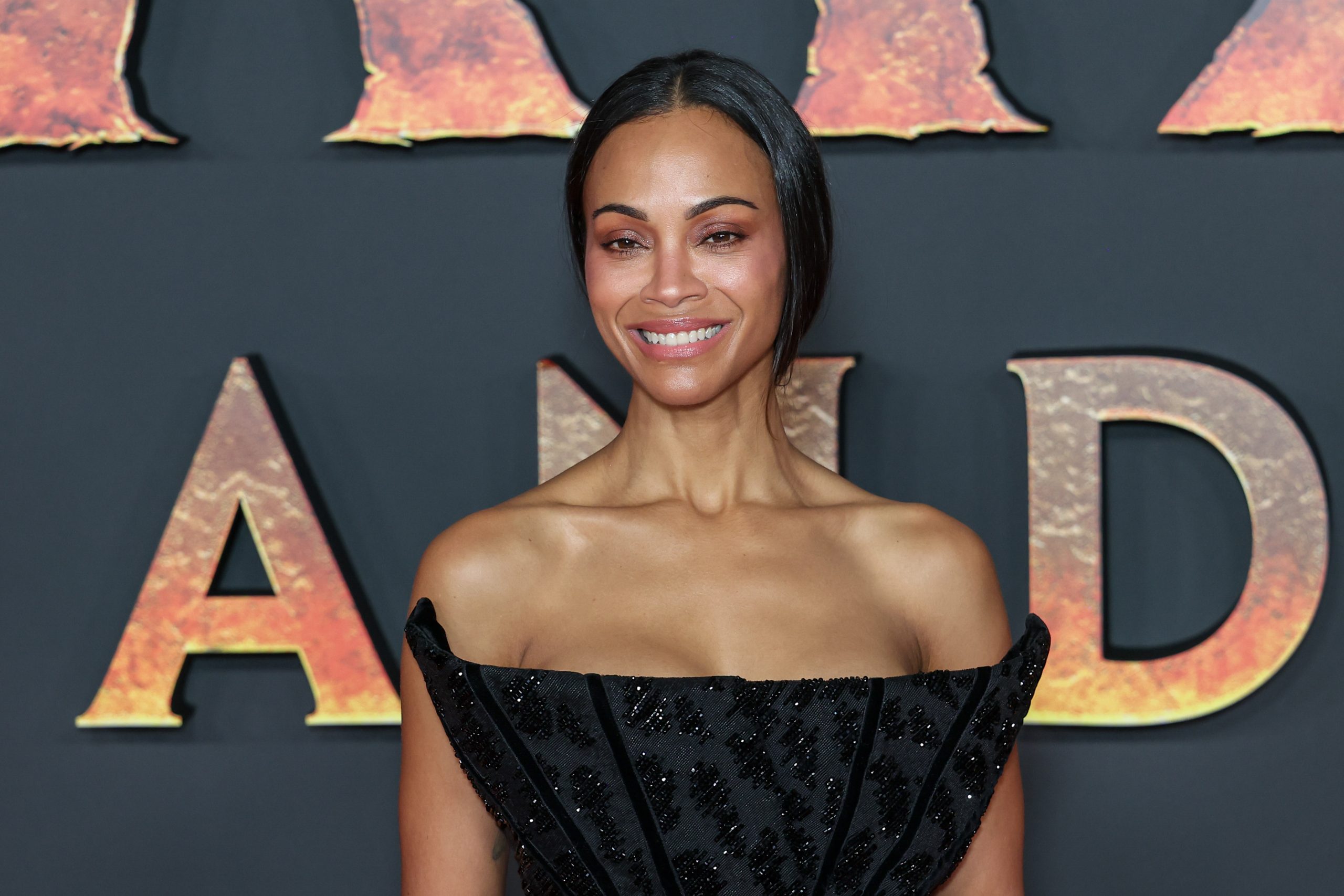 影史第一人！佐伊·索尔达娜凭《阿凡达 3》反超斯嘉丽·约翰逊，登顶全球票房榜首