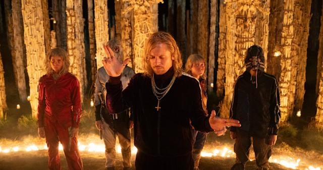 暴力惊悚全面升级！《28 年后：人骨圣殿》：当人性沦为末日里的最恶游戏