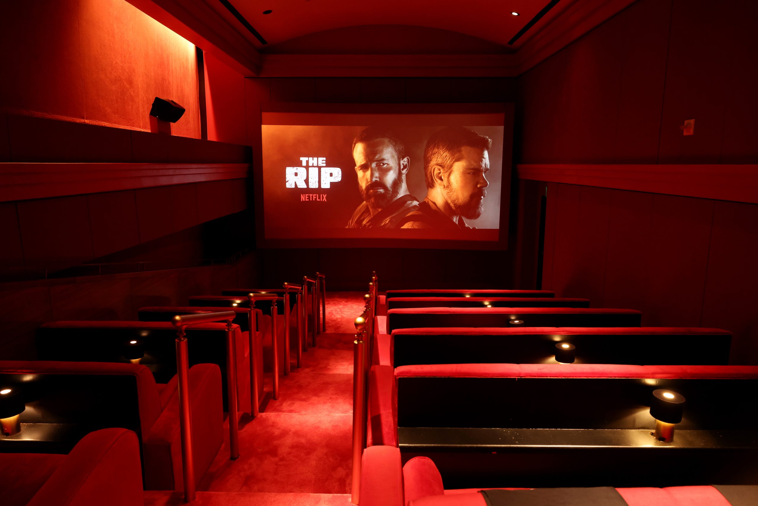 上线即登顶！本·阿弗莱克与马特·达蒙的《全信没收》凭什么预定 2026 年爆款？