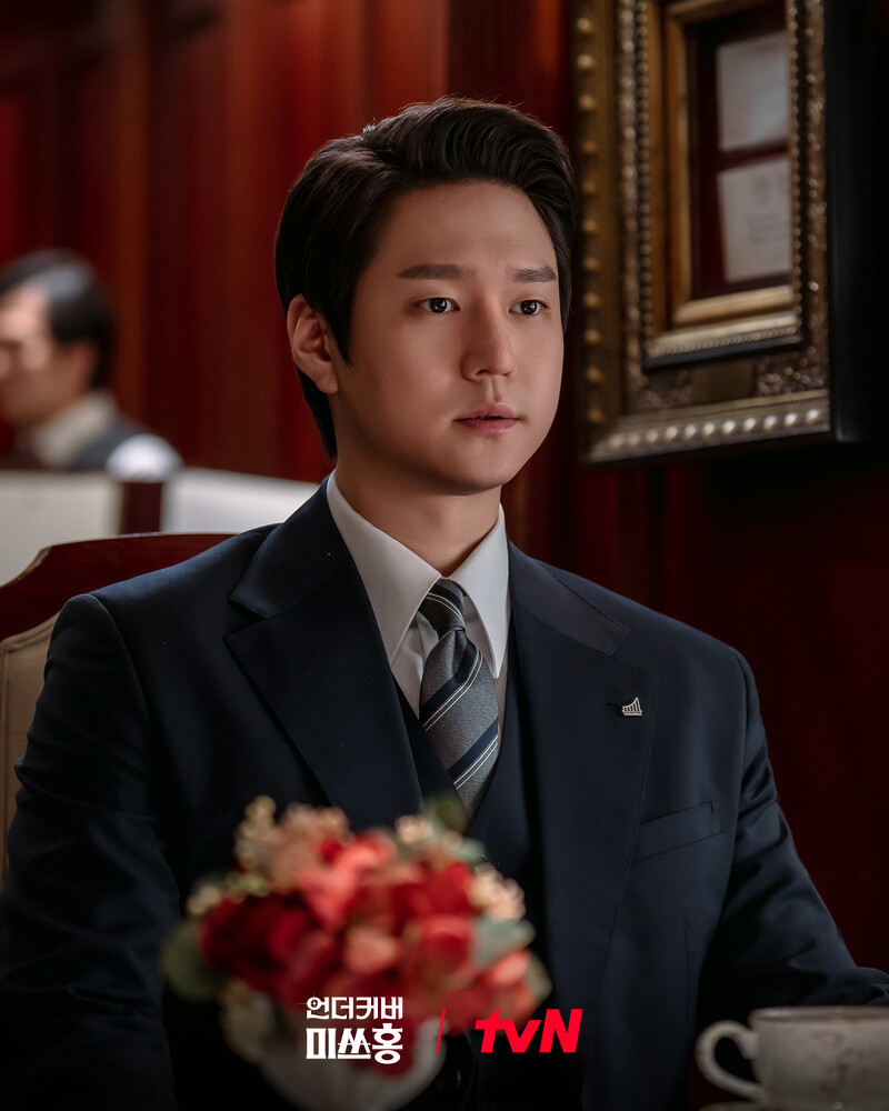 朴信惠“老灵魂”硬核扮嫩？《卧底洪小姐》高能定档：高庚杓瘦回颜值巅峰，重返 90 年代金融圈