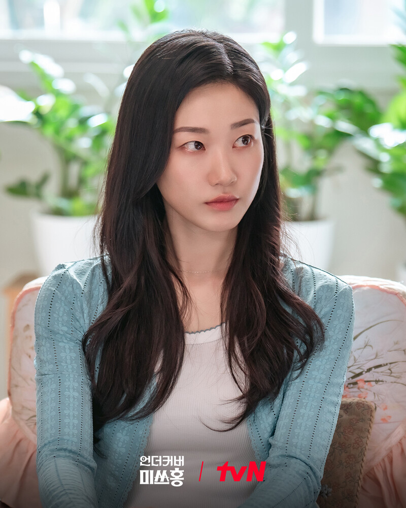 朴信惠“老灵魂”硬核扮嫩？《卧底洪小姐》高能定档：高庚杓瘦回颜值巅峰，重返 90 年代金融圈