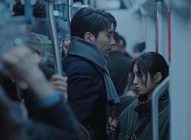 谁说翻拍必毁神作？赵又廷、张子枫新剧《秋雪漫过的冬天》，拍出了成年人最隐忍的善意