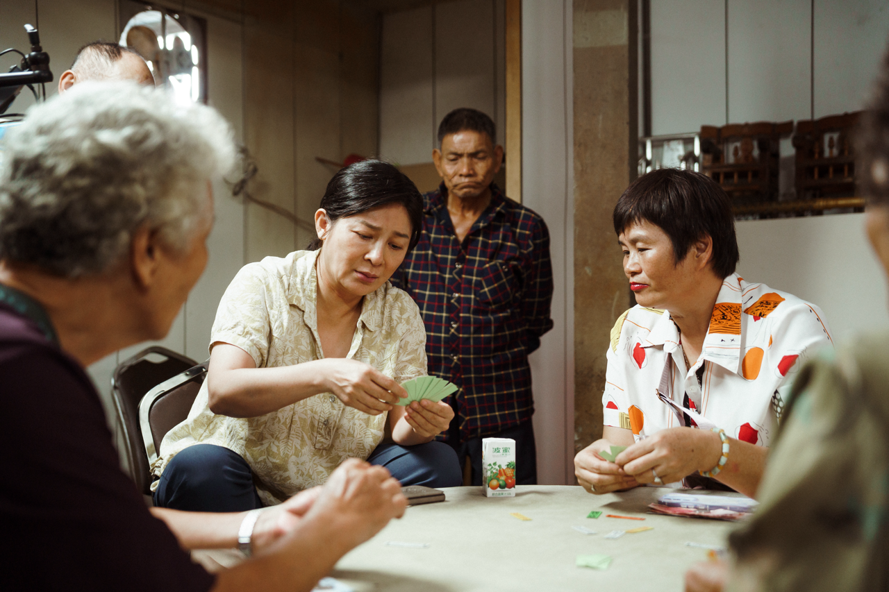 “社恐”女星街头“疯狂安利”！等红灯连摩托车骑手也不放过