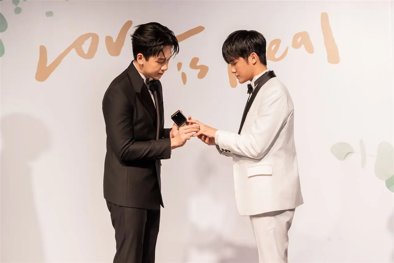 抢先 Lulu 陈汉典!大热 BL 剧组大摆 18 桌办“梦幻婚礼”,夏和熙以家长身份送新郎出嫁 抢先 Lulu 陈汉典!大热 BL 剧组大摆 18 桌办“梦幻婚礼”,夏和熙以家长身份送新郎出嫁