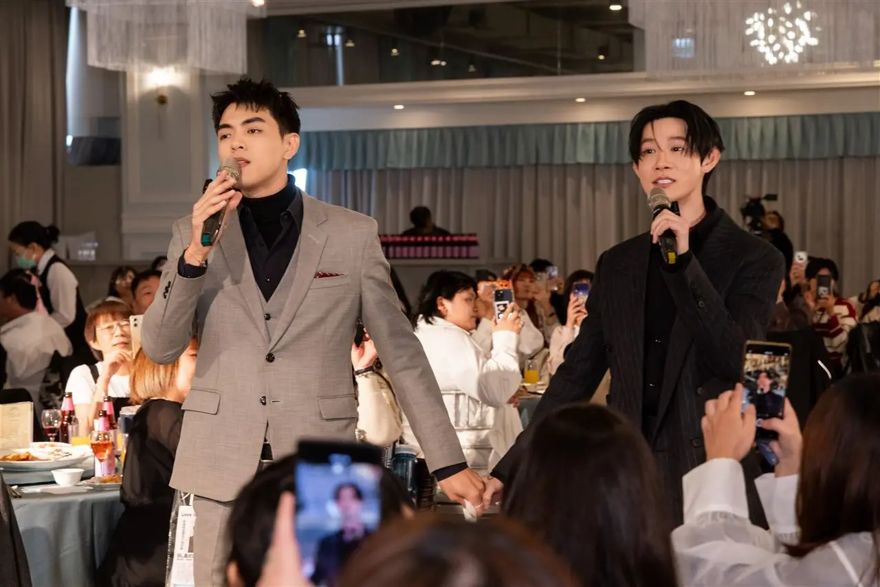 抢先 Lulu 陈汉典!大热 BL 剧组大摆 18 桌办“梦幻婚礼”,夏和熙以家长身份送新郎出嫁 抢先 Lulu 陈汉典!大热 BL 剧组大摆 18 桌办“梦幻婚礼”,夏和熙以家长身份送新郎出嫁