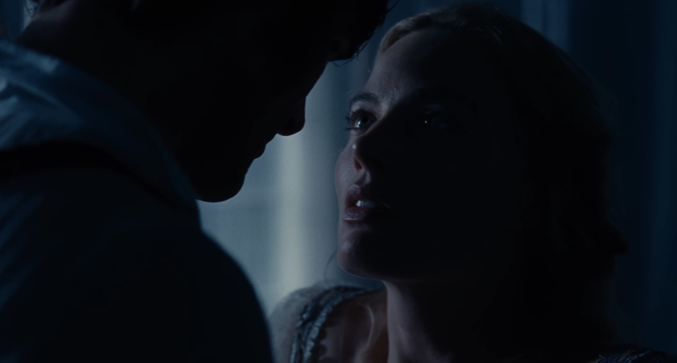 玛格特·罗比自曝带 20 名闺蜜穿性感束身衣看《呼啸山庄》，雅各布·艾洛蒂登场引发全场“暴动”