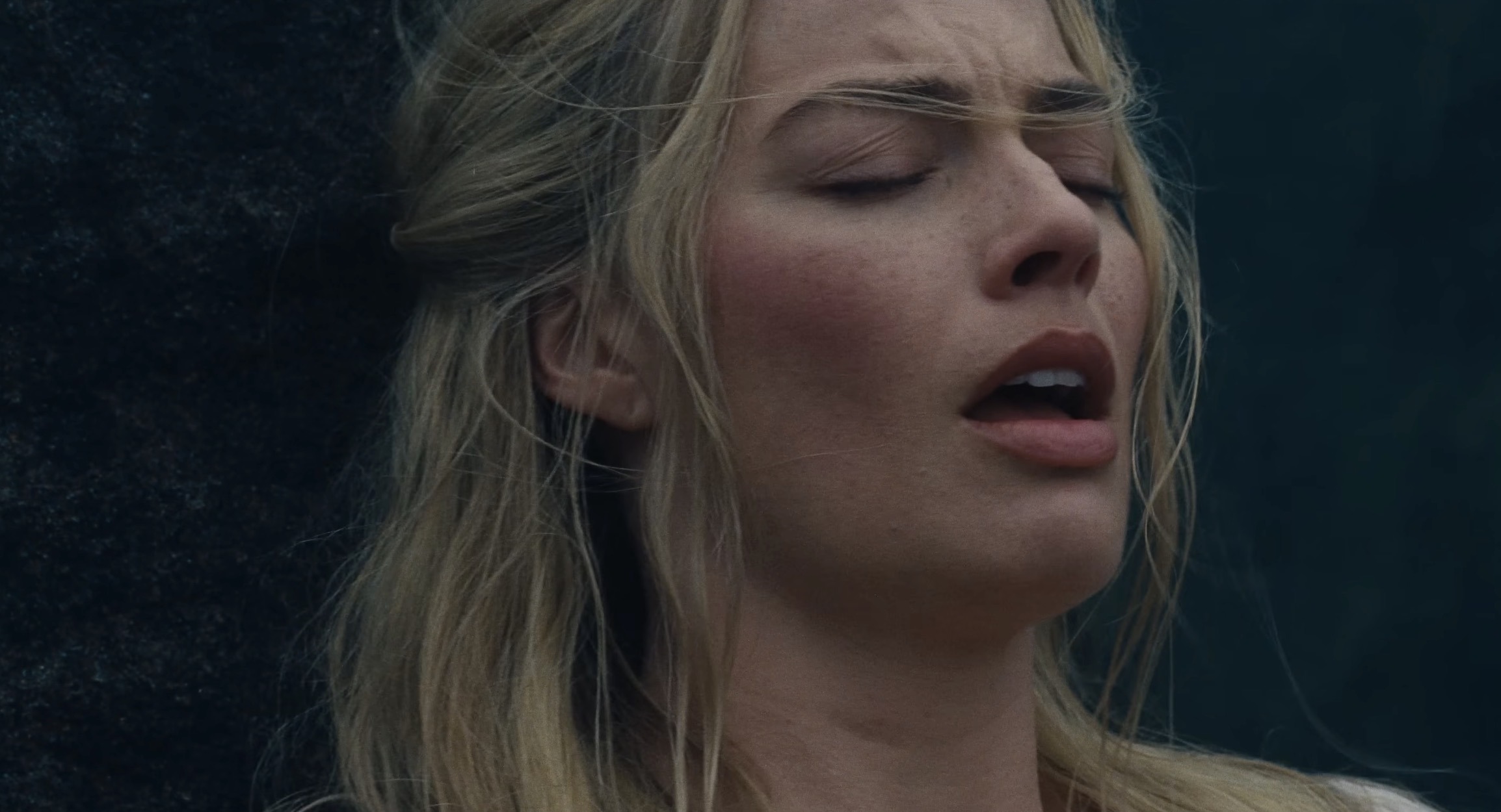 玛格特·罗比自曝带 20 名闺蜜穿性感束身衣看《呼啸山庄》，雅各布·艾洛蒂登场引发全场“暴动”