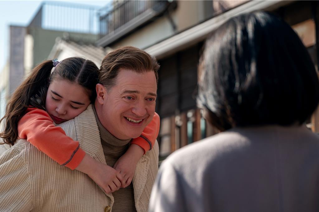 《出租家人》影评：奥斯卡影帝布兰登·费舍化身“职业亲友”，在谎言中窥见人性的孤独与温情