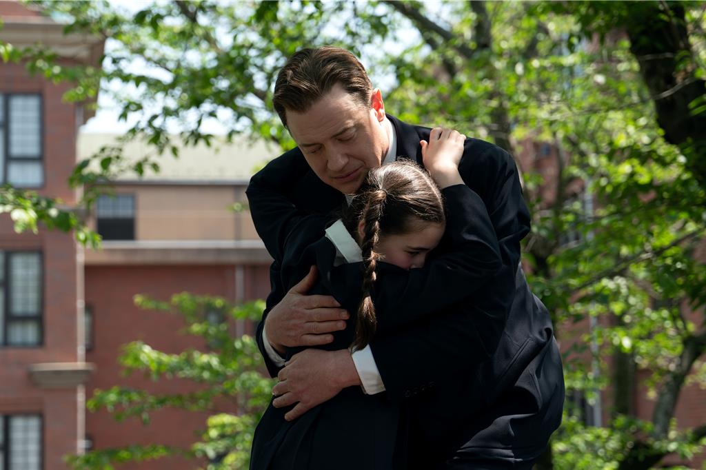 《出租家人》影评：奥斯卡影帝布兰登·费舍化身“职业亲友”，在谎言中窥见人性的孤独与温情