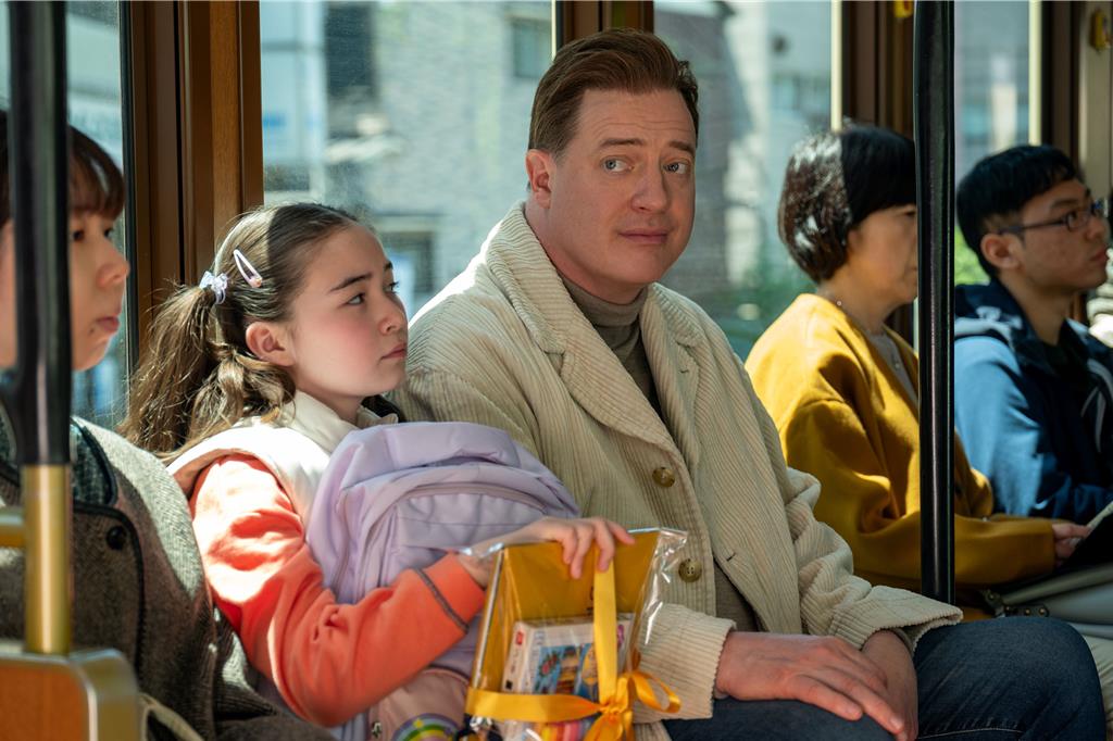 《出租家人》影评：奥斯卡影帝布兰登·费舍化身“职业亲友”，在谎言中窥见人性的孤独与温情