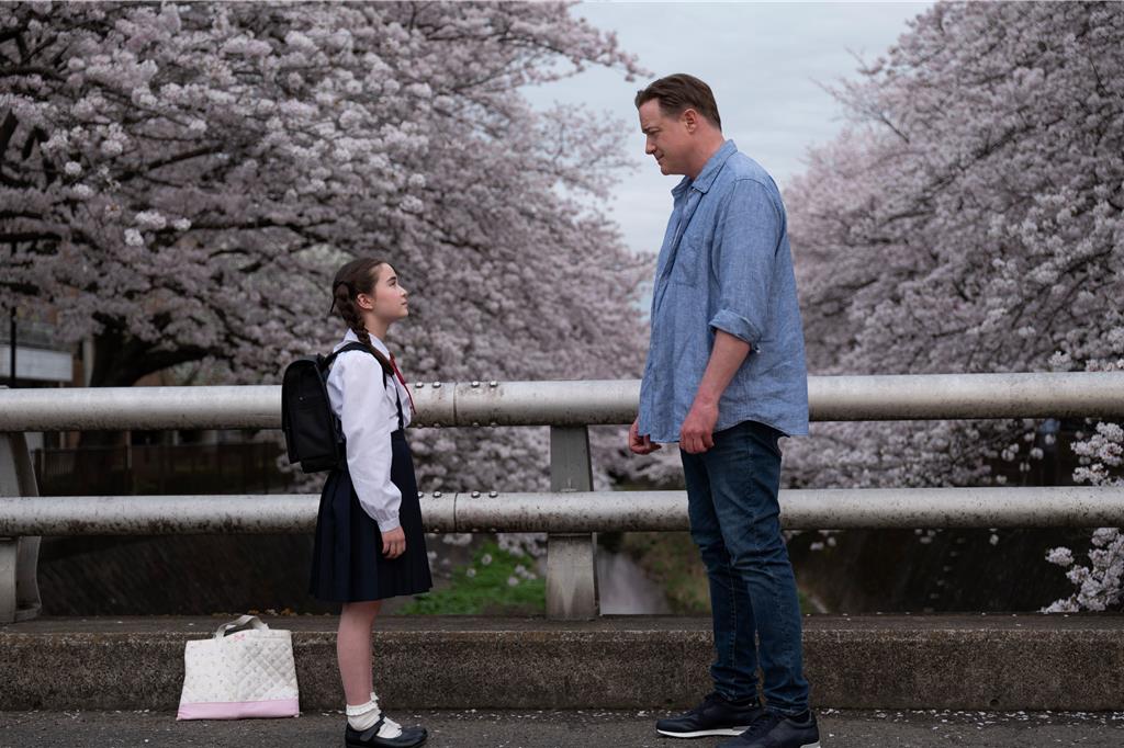 《出租家人》影评：奥斯卡影帝布兰登·费舍化身“职业亲友”，在谎言中窥见人性的孤独与温情