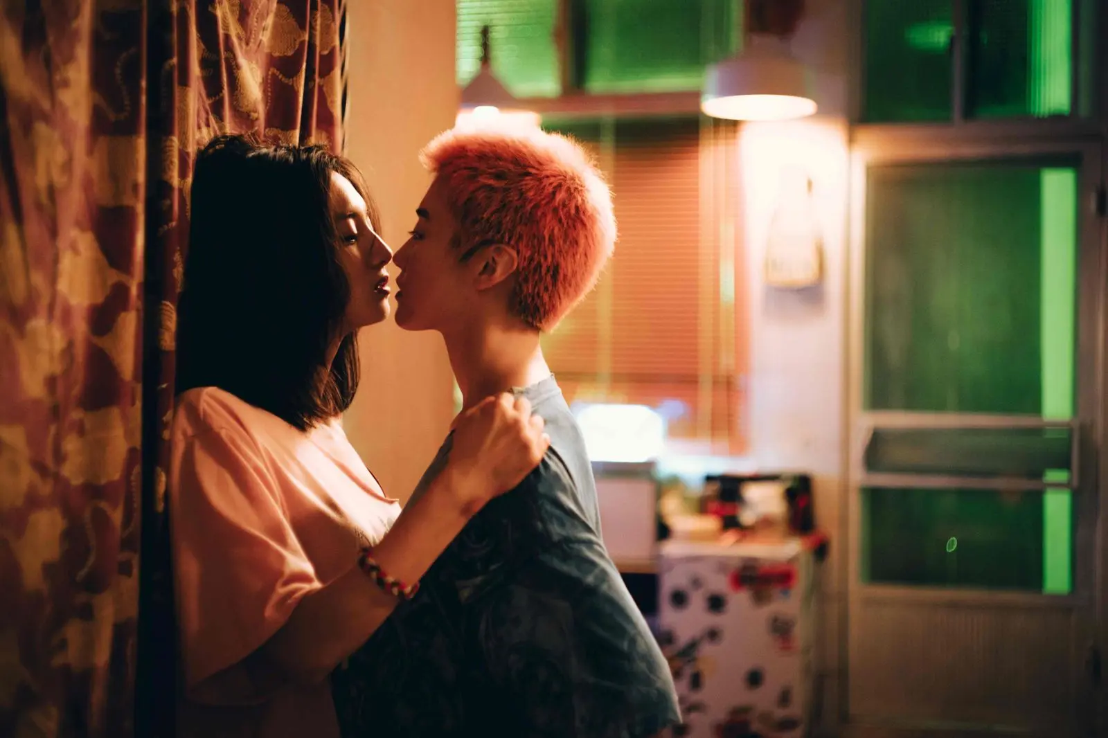 尺度背后的专业:揭秘《女孩不平凡》激情戏中的“界限清单” 尺度背后的专业:揭秘《女孩不平凡》激情戏中的“界限清单”