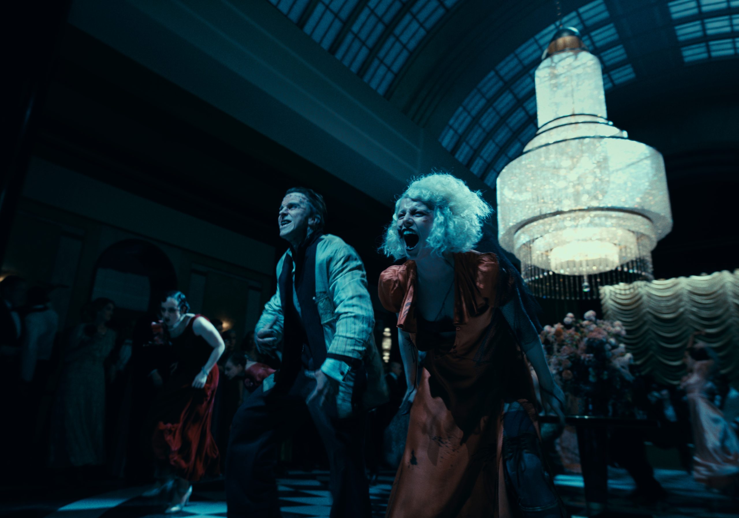 克里斯汀·贝尔深情告白“我是怪物”：电影《致新娘》首映口碑大爆，开启朋克视觉革命