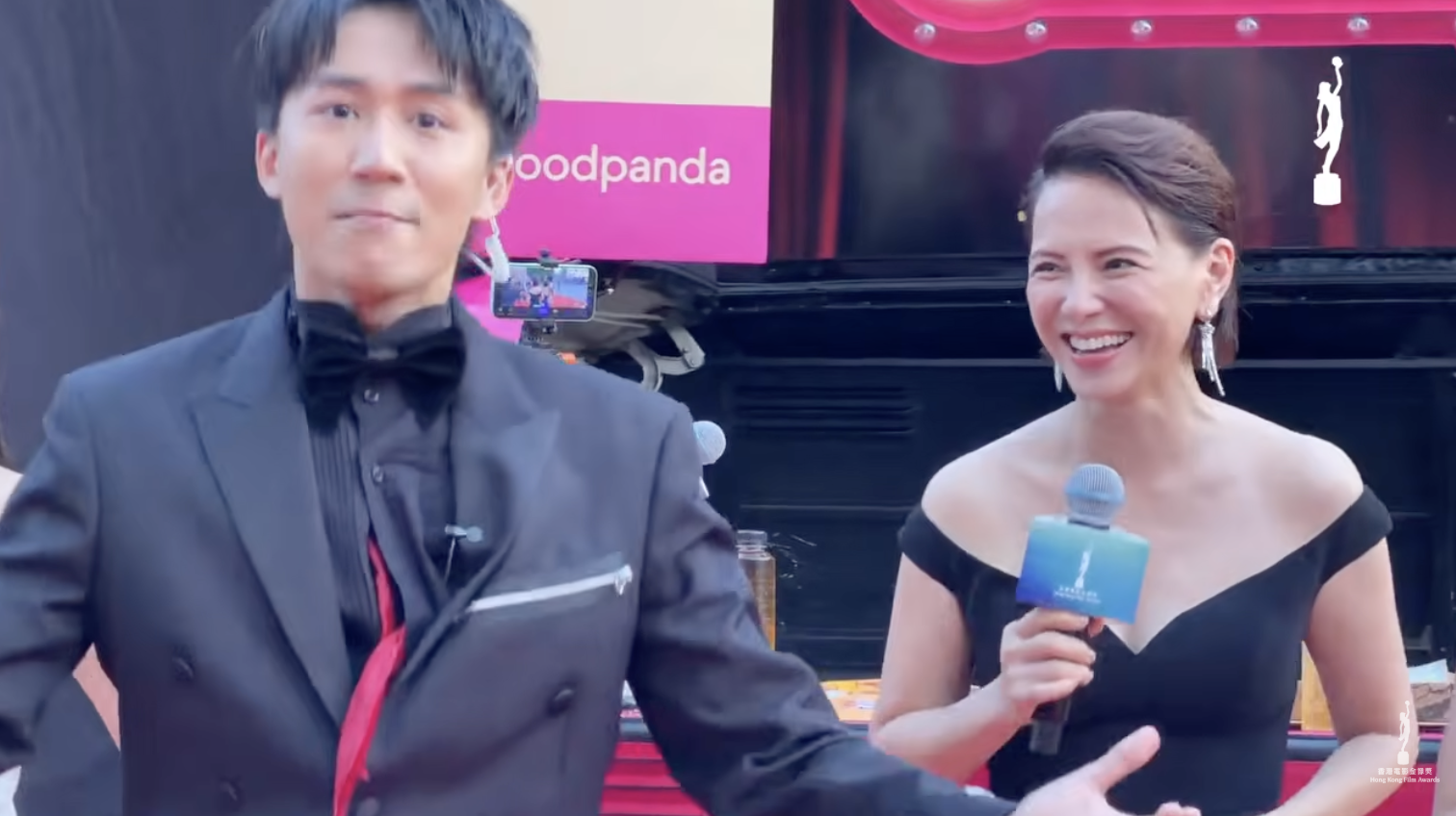 李心洁亮相香港电影金像奖红毯：一句“你不会脱衣服吧”让全场瞬间尴尬