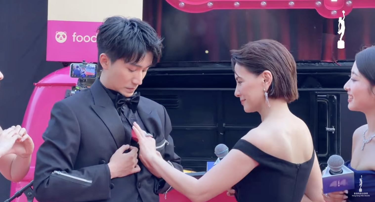 李心洁亮相香港电影金像奖红毯：一句“你不会脱衣服吧”让全场瞬间尴尬