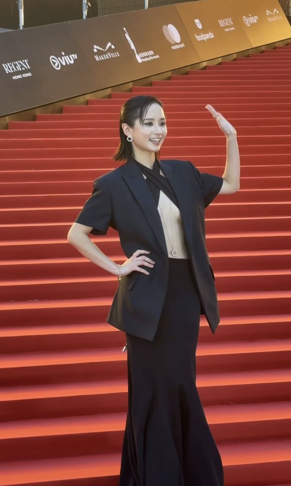 香港电影金像奖红毯火力全开：梁雍婷深 V 吸睛，王丹妮礼服小插曲成焦点