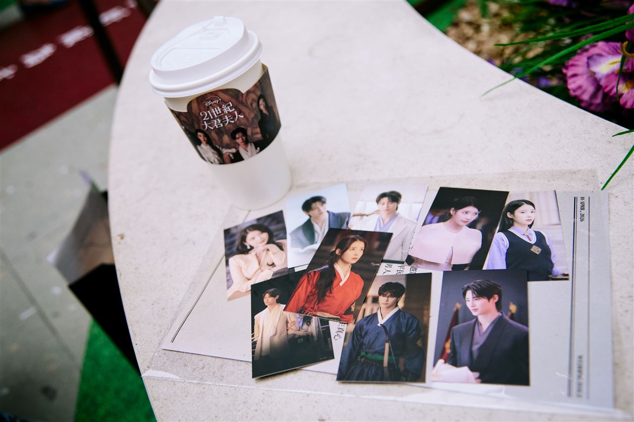 IU、边佑锡人气带火《21 世纪大君夫人》：中山区沉浸式快闪店开放，9 张限定小卡成最大看点