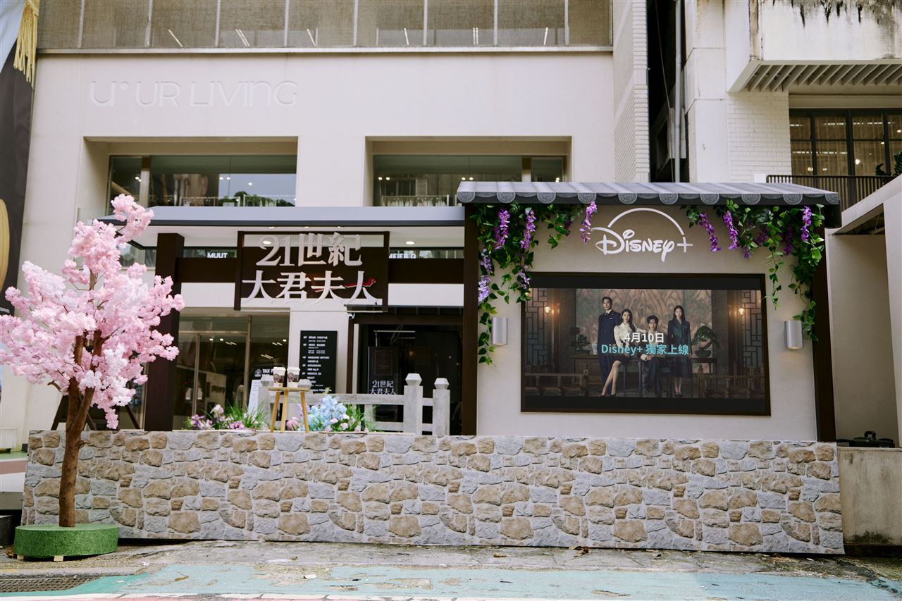 IU、边佑锡人气带火《21 世纪大君夫人》：中山区沉浸式快闪店开放，9 张限定小卡成最大看点